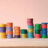 72 Stück Grapt Rings Holzringe in zwölf verschiedenen Farben zu mehreren verschiedenen Stapeln aufgestellt.