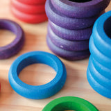 Nahaufnahme von den Grapat Rings Holzringen, Farbe und Maserung des Holzes ist gut erkennen.