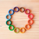 Bunte Holzringe passend zum Jahreskreis, angelehnt an die Waldorf Pädagogik Farben im Kreis aufgelegt.