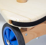 Detailaufnahme der Filz-Stoßstange und der blauen Felgen beim Holz-Rutschauto von Lautenbach für Kinder.