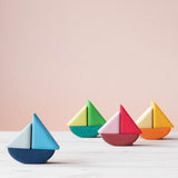 Das Grimms Schaukelschiffe Steckspiel Set für Babys ab 1 Jahr in bunten Farben: vier kleine Schiffe aus Holzbausteinen.