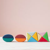 Das Grimms Schaukelschiffe Steckspiel Set für Babys ab 1 Jahr in bunten Farben zu anderen Formen zusammen gesteckt, nicht zu Schiffen.