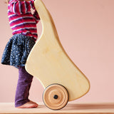 Ein kleines Kind kippt die Schubkarre von Lautenbach nach vorne.