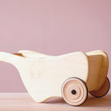 Die Schubkarre aus Buchenholz von Lautenbach, seitlich zu sehen.