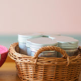 Die Schraubdosen aus Alu in einem Korb stehend.