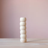 Sechs Serviettenringe aus Holz aufeinander gestapelt zu einem Turm.