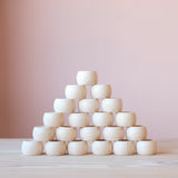 21 Serviettenringe aus Holz ufgebaut zu einer Pyramide.