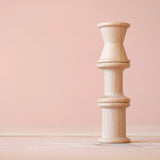 Das Holzspielzeug Grapat "Spools" Spulen aus Holz in drei verschiedenen Formen aufeinander gestapelt.