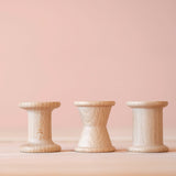 Grapat "Spools" Spulen aus Holz in drei verschiedenen Formen nebeneinander aufgestellt.