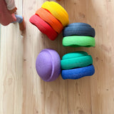 Stapelstein Regenbogen Classic 8 Steine von seitlich und schräg oben, verteilt in einzelne Steine oder Stapel zu sehen.