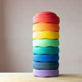 Stapelstein Regenbogen Classic 8 Steine aufgestapelt nach den Farben des Regenbogens, unten beginnend mit violett.