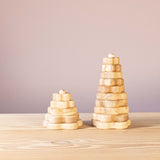 Vorderansicht von 2 Naturholzstecktürmen. Der Link besteht aus 5 blumenförmigen Steckscheiben, der Rechte aus 10.