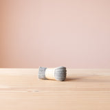 Die Stulpen für Babys und Kinder in der Farbe Kiesel, ein zartes hellgrau.