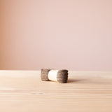 Die Stulpen für Babys und Kinder in der Farbe Nougat.