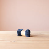 Die Stulpen für Babys und Kinder in der Farbe Nachtblau.