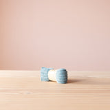 Die Stulpen für Babys und Kinder in der Farbe Gletscher, ein zartes hellblau.