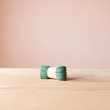 Die Stulpen für Babys und Kinder in der Farbe Waldgrün.