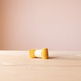 Die Stulpen für Babys und Kinder in der Farbe Mais, ein leuchtendes Gelb.