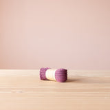 Die Stulpen für Babys und Kinder in der Farbe Malve.