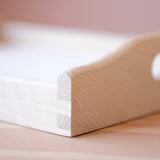 Die Kante des Holztabletts von Kokomoo als Nahaufnahme.