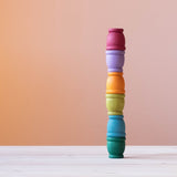 Die 6 Grapat "Mates" Holztöpfchen in Erdfarben aufeinander zu einem Turm gestapelt.