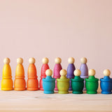 Grapat "Mates" Töpfchen aus Holz in 12 Farben und die Grapat Nins in 12 Regenbogen Farben aufeinander oder ineinander gesteckt, farblich sortiert zueinander passend.