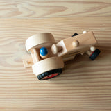 Der Fagus Traktor aus Holz von oben, eine Spielfigur sitzt im Traktor.