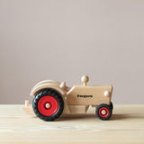 Der Fagus Traktor aus Holz von der Seite.