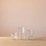 Sechs Trinkgläser fürs Trinken lernen nach Pikler von Kokomo stehen nebeneinander, ganz links ein Glas, in der Mitte drei ineinander gestapelt, recht zwei gestapelt.