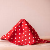 Das Tupfentuch in rot mit weißen Punkten von Kokomoo aufgestellt.