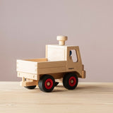 Der Fagus Unimog aus Holz von schräg hinten fotografiert, die Ladefläche und Anhängerkupplung ist gut zu sehen.