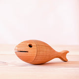 Die Babyrassel Urfisch aus Holz.