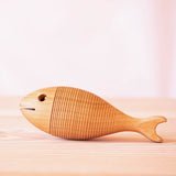 Babyrassel aus Holz in Fischform.