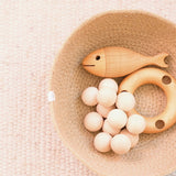 Die Babyrassel Urfisch, der Kugelgreifling Natur und der Dreilochring Baby-Greifling von Kokomoo zusammen in einem Jutekorb.