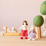 Biegepüppchen Frau und Mädchen vor einer Holztränke mit zwei Filzschafen, daneben die Sommer Filzbäume mit grüner Baumkrone - eine Szene aus dem Kleine Welt Spiel.