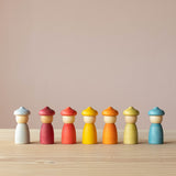 Die sieben Nins Holzfiguren vom Set Grapat 7 Moons stehen in einer Reihe, von links beginnend mit Montag.