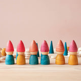 Die 6 Grapat Tomtens Holzzwerge in einer Reihe aufgestellt.