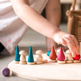 Ein Kind spielt mit dem Mandala Legematerial des Grapat Tomtens Spielset ab 3 Jahren.
