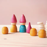 Zwei Grapat Tomtens Holzzwerge, drei Mandala Steine Honigwaben und viele naturbelassene kleine Holzplättchen.