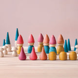 Grapat "Nins Tomten" Zwergenwelt im 36-teiligen Set alle nebeneinander aufgestellt.