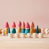 Grapat "Nins Tomten" Zwergenwelt im 36-teiligen Set. Die Holzwerge und das Mandala Material nebeneinander aufgestellt.