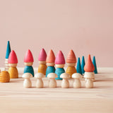 Grapat "Nins Tomten" Zwergenwelt im 36-teiligen Set. Die Holzwerge und das Mandala Material nebeneinander aufgestellt, ganz vorne die Holzpilze.