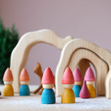 Die sechs Holzwerge der Grapat "Nins Tomten" Zwergenwelt stehen vor Holzbögen.