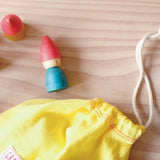 Holzzwerge von Grapat und ein gelbes Stoffsackerl.