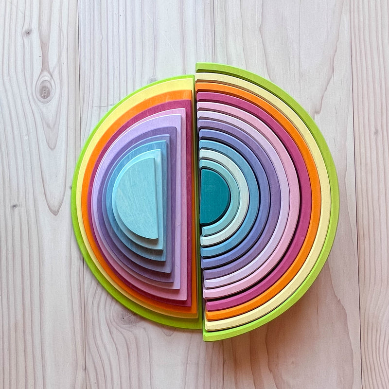 Links aufeinander gestapelt die Halbkreis Platten von Grimms, rechts ineinander liegend der große Regenbogen Pastell mit alle 12 Boegen.