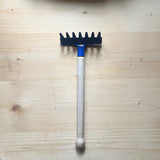 Der blaue Metallrechen für Kinder von Glückskäfer mit Holzgriff.