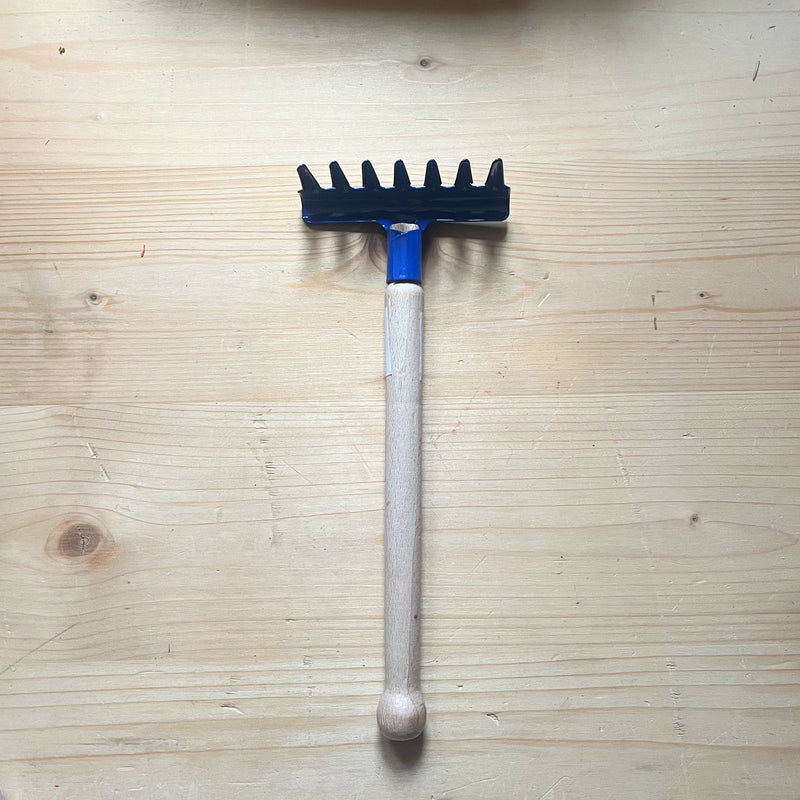 Der blaue Metallrechen für Kinder von Glückskäfer mit Holzgriff.