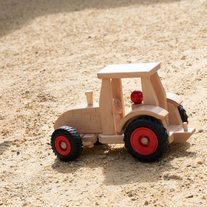 Der Fagus Schlepper Holztraktor zum Spielen von seitlich.