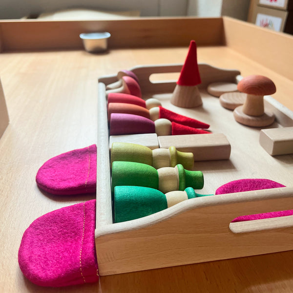 Kokomoo Geschenkset Freunde im Wald mit Tablett, das Spielmaterial aus Holz und Filz ist von seitlich am Tablett liegend zu sehen.