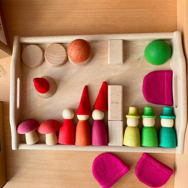 Kokomoo Geschenkset Freunde im Wald mit Tablett, die Spielfiguren aus Holz, die Holzplättchen, Kugeln, Kegeln, Quader und Pilze sind am Tablett sortiert, Filzkappen und Hüte sind auch dabei.